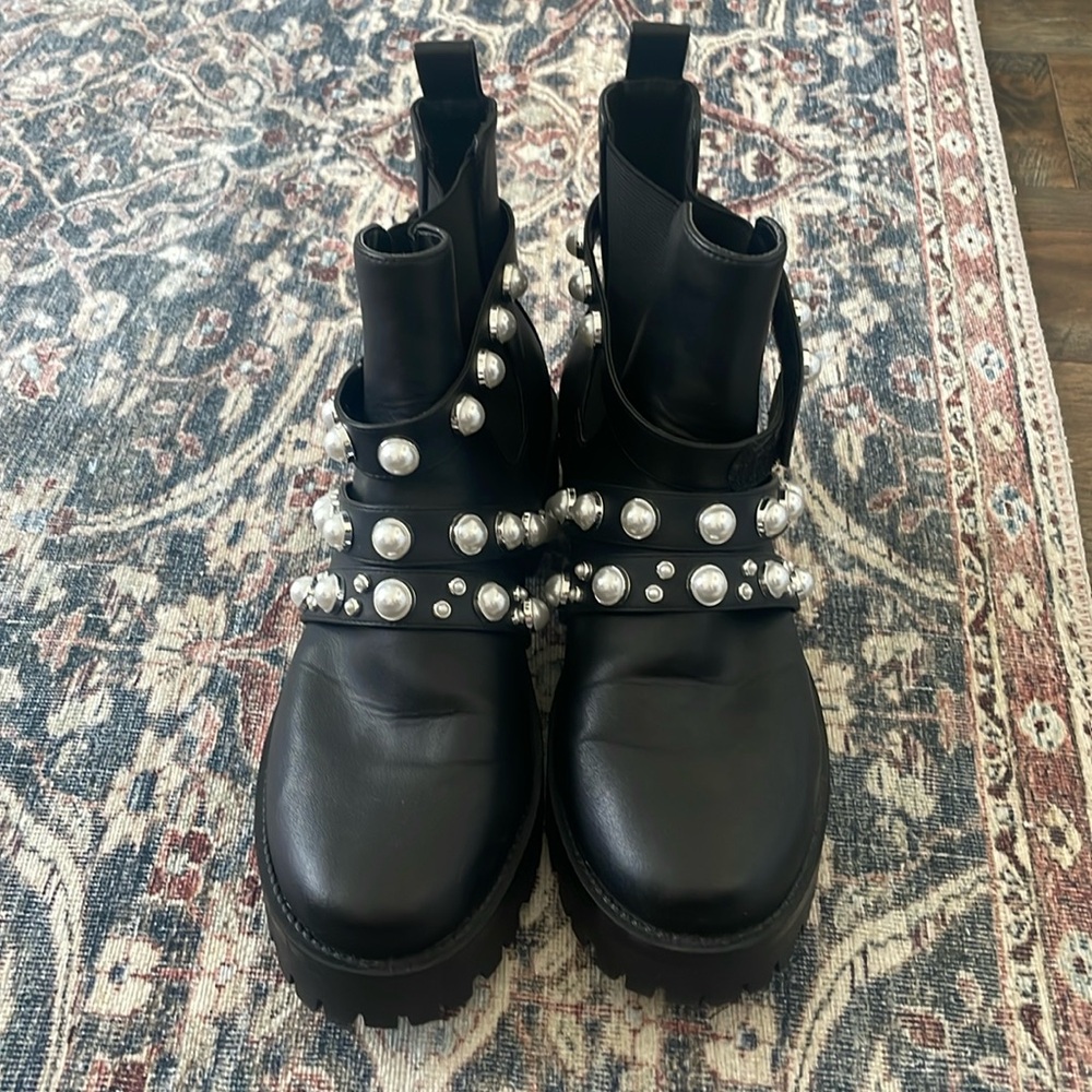 Black boots with pearls